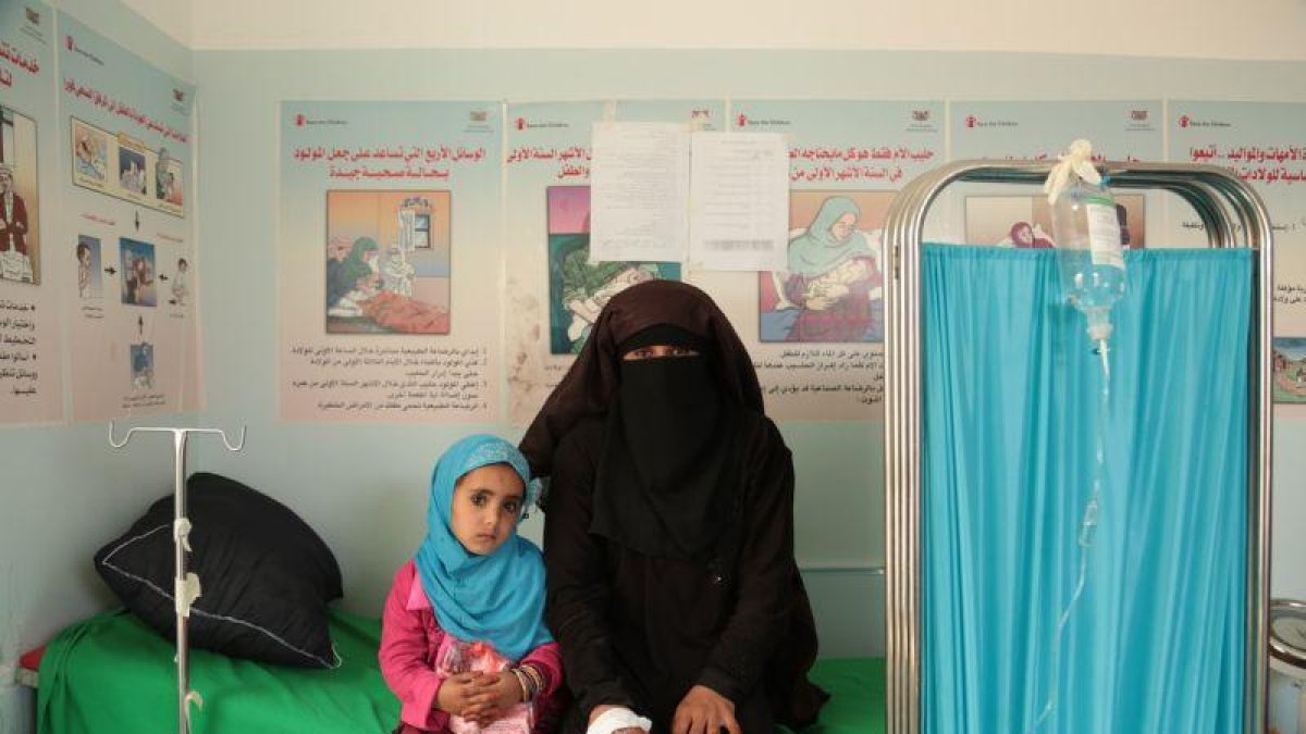 Una paciente y su hija en  el centro de salud Al-Marbo, en Yemen, apoyado por Save the Children.