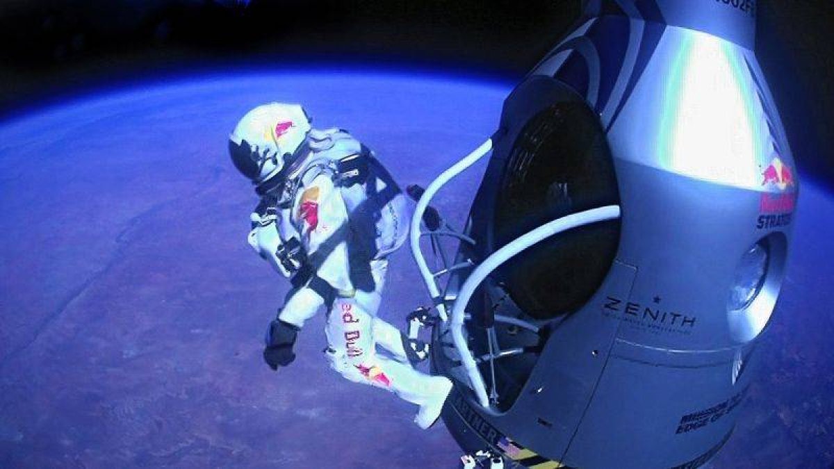 Felix Baumgartner, a punto de realizar su salto.
