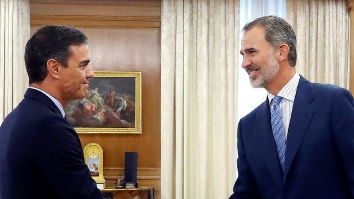 El rey Felipe junto a Pedro Sánchez esta tarde. EFE