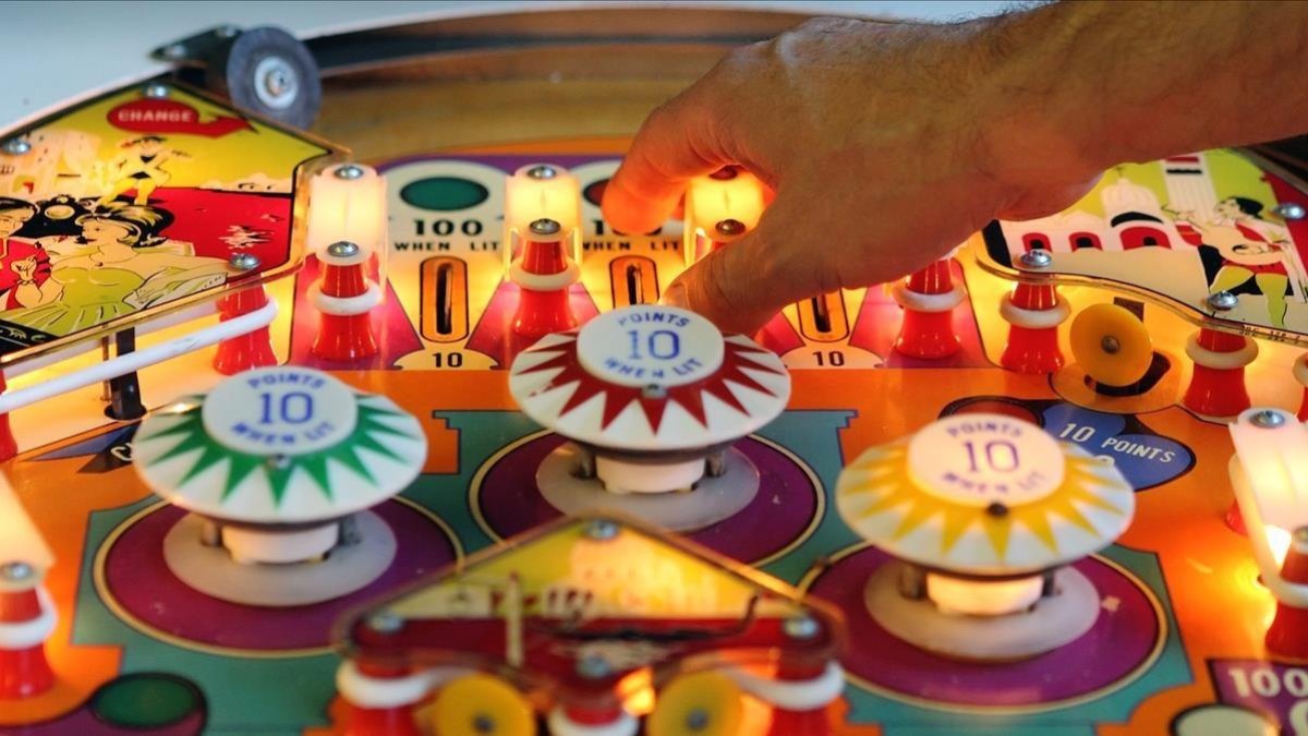 Las máquinas de pinball son un elemento esencial de la novela El secreto de las fiestas.