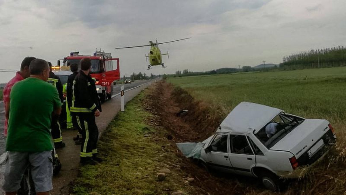 El helicóptero medicalizado llega al lugar del accidente en Villahibiera.