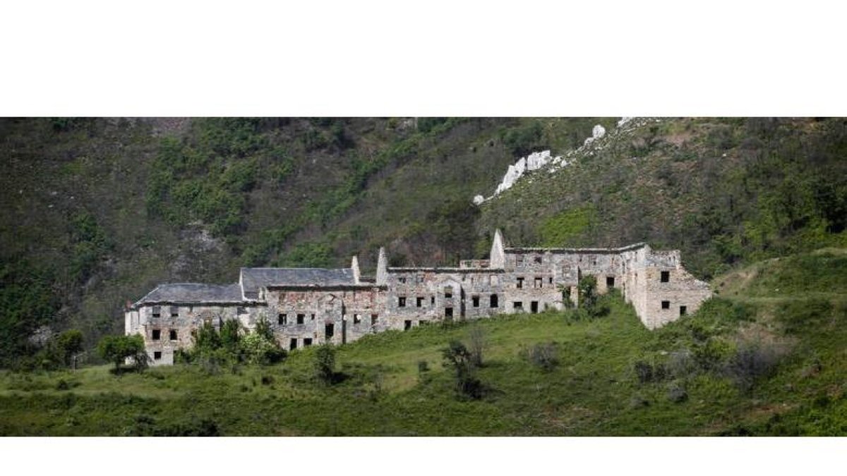 Imagen de archivo del poblado de La Piela en la ladera de la Peña del Seo, en una imagen de la última década. JESÚS F. SALVADORES