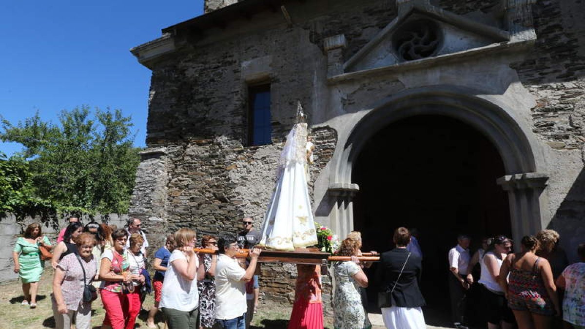 Las mujeres fueron las encargadas de sacar en procesión a la Virgen milagrosa. L. DE LA MATA