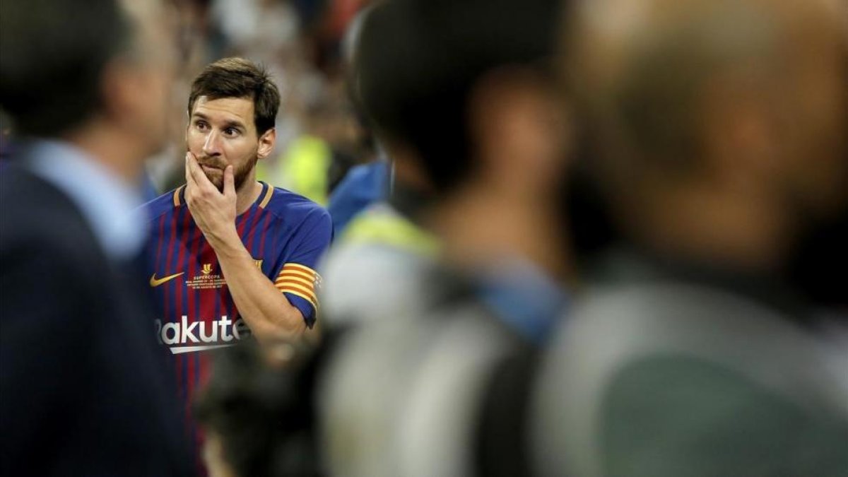 Messi, pensativo tras perder la final de la Supercopa.