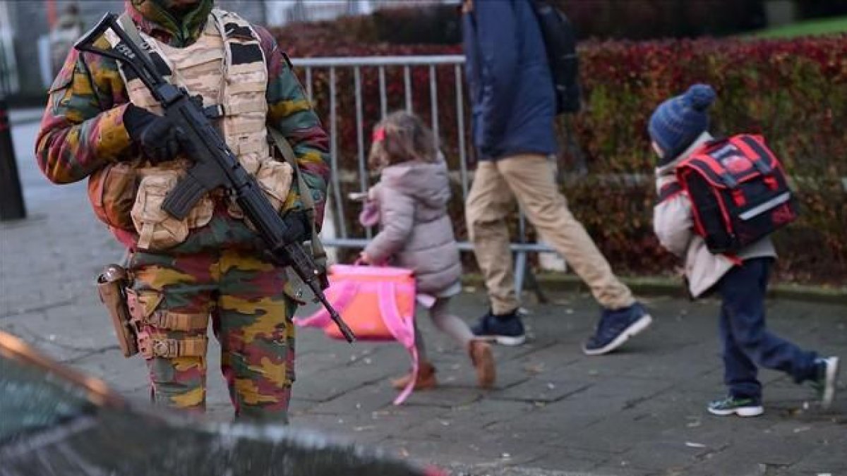 Los colegios de Bruselas abren sus puertas bajo vigilancia policial.