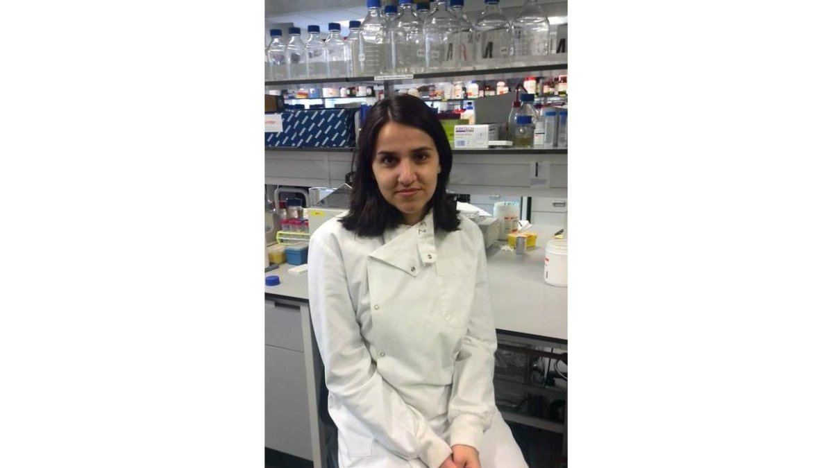 Reyes Sanles Falagán en el laboratorio de la School of Biology de la Universidad de St Andrews donde investiga el proceso de reparación del ADN. Debajo, una cadena de ácido desoxirribonucleico, que semeja un haz de luz.
