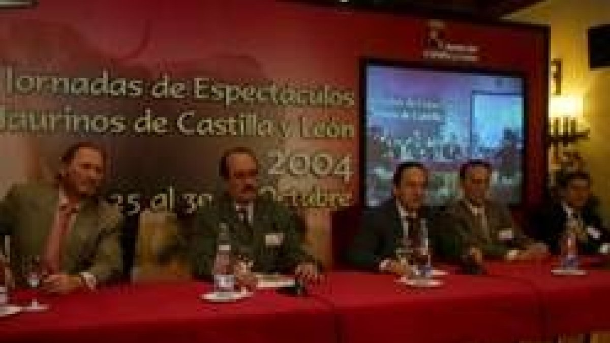 Aznar, en el centro de la mesa durante la inauguración de las jornadas