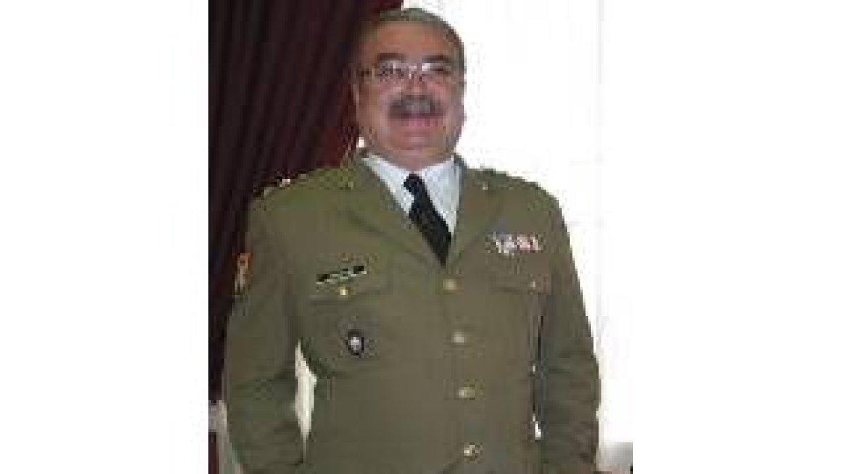 El coronel Enríquez posó ayer en su despedida ante la prensa