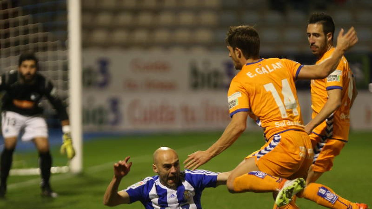 Acción del penalti cometido por Galán sobre Pablo Infante que acabó con el 2-1 convertido por Yuri.
