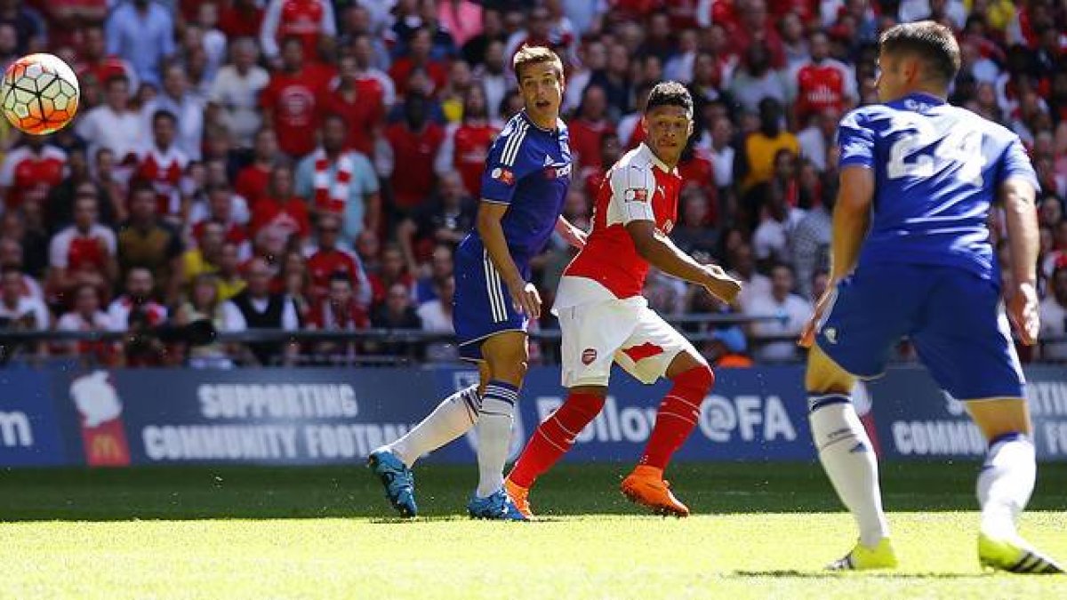 Chamberlain bate a Courtois y da la victoria la Arsenal ante el Chelsea en la Community Shield.
