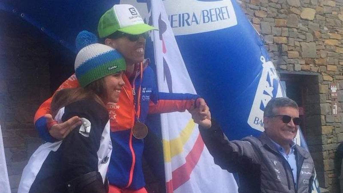 María y Raquel en lo alto del podio del Nacional de Esquí. DL