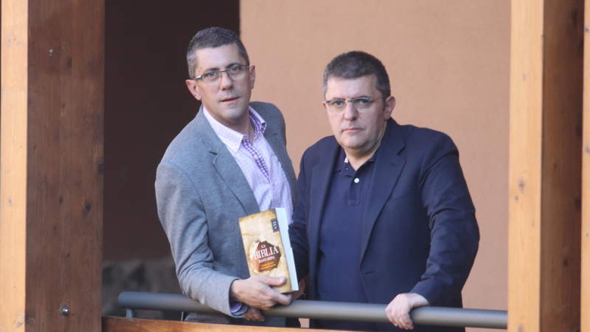 Fernando y Mario Tascón, en el Castillo de Ponferrada con su novela 'La Biblia Bastarda'. L. DE LA MATA