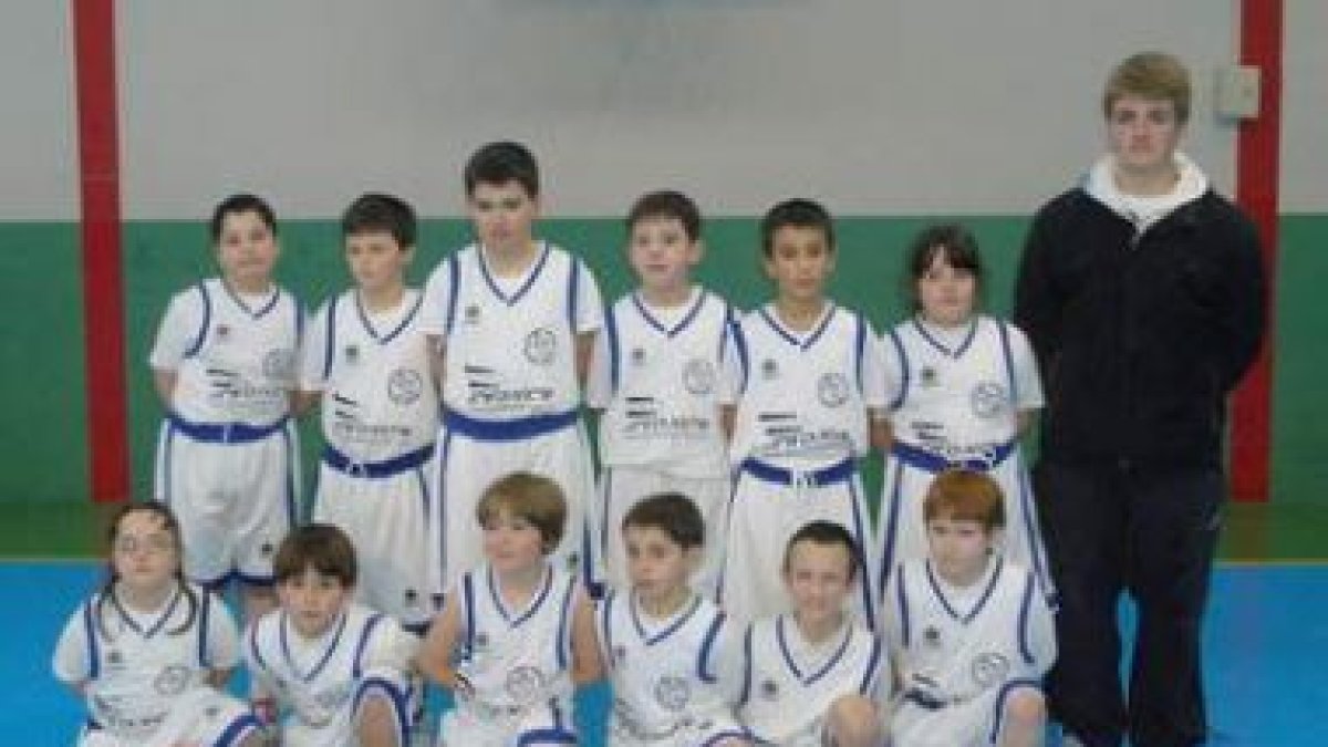 Formación del equipo del colegio Carmelitas Landázuri que milita en la categoría preminibásket mixto