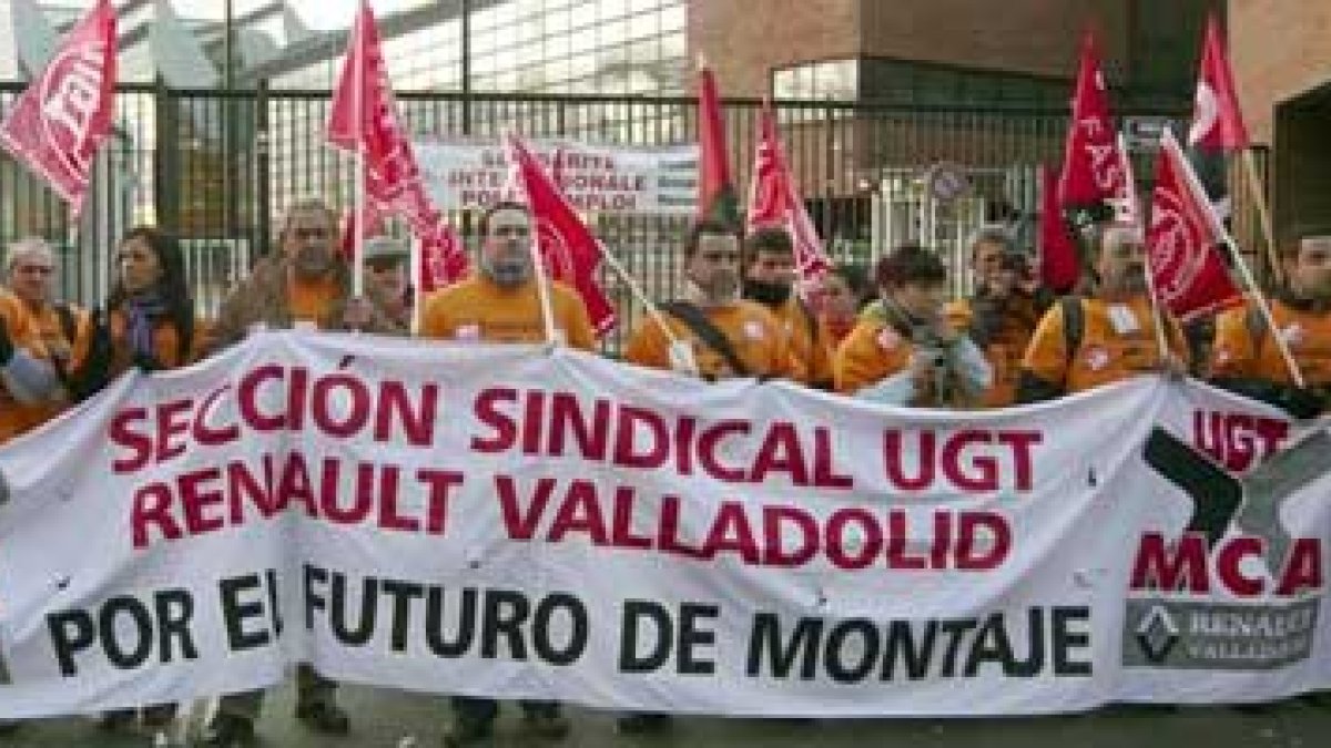 Un centenar de sindicalistas de las factorías de Renault de Palencia, Valladolid y Sevilla.