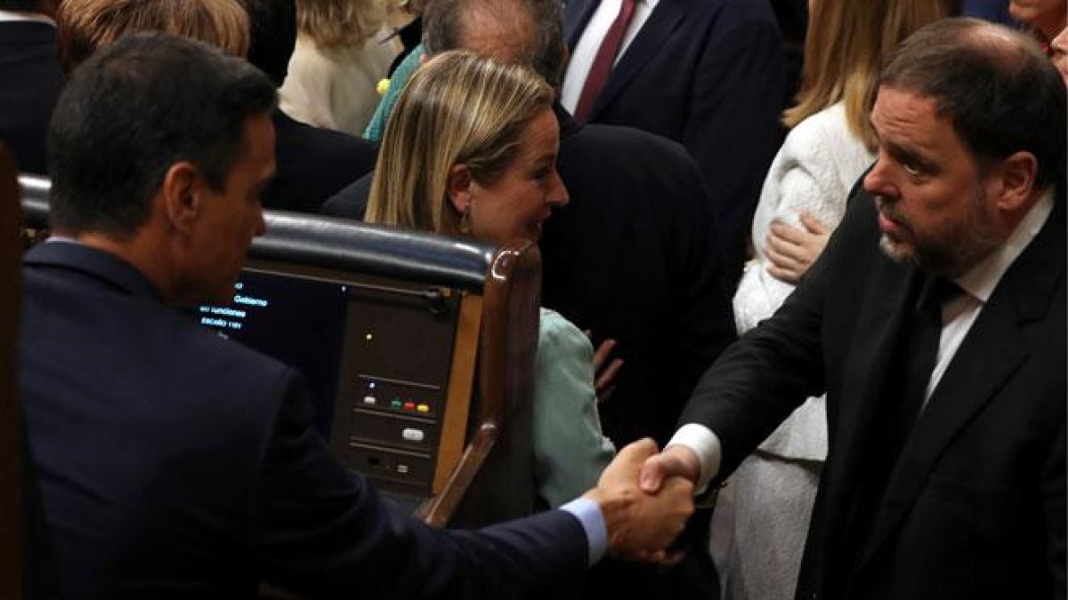 Oriol Junqueras saluda a Pedro Sánchez en el Congreso.
