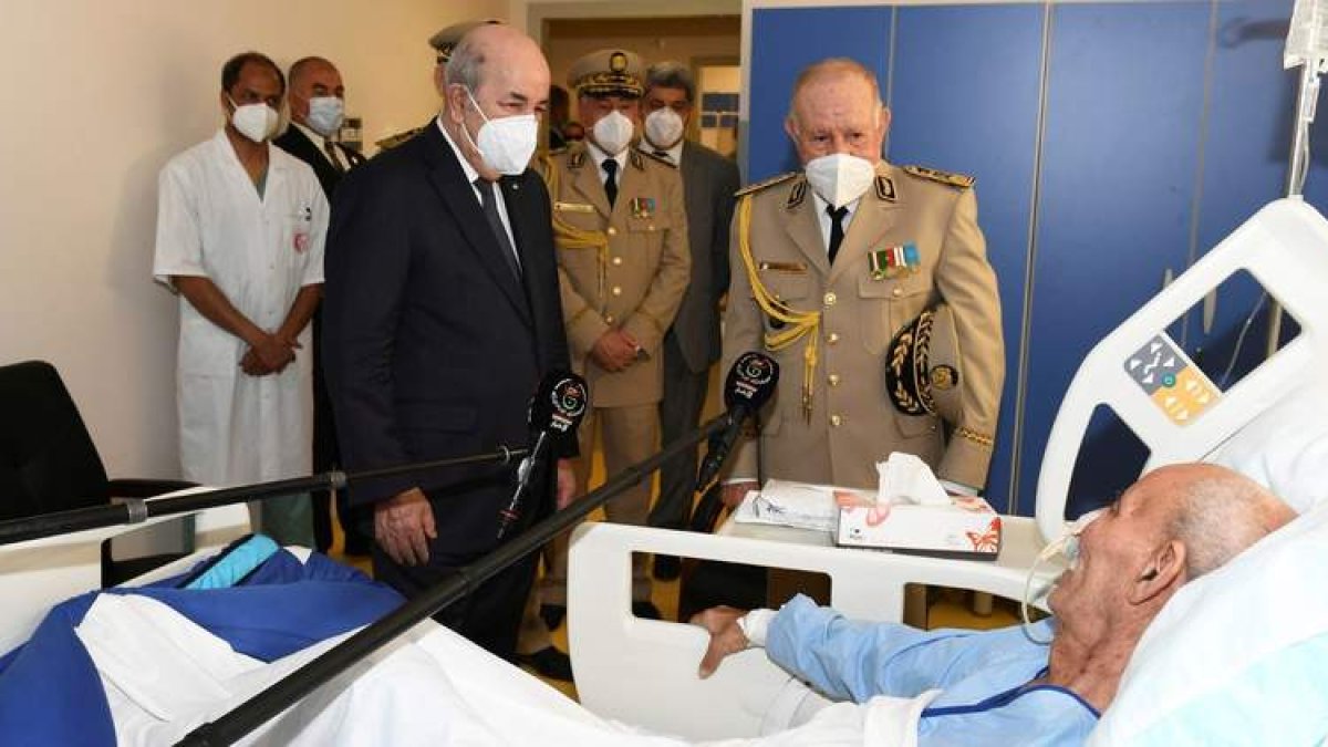 El presidente argelino, Abdelmayid Tebune, y el jefe del Ejército, visitan a Gali, en un hospital militar de Argel. REPÚBLICA DE ARGELIA