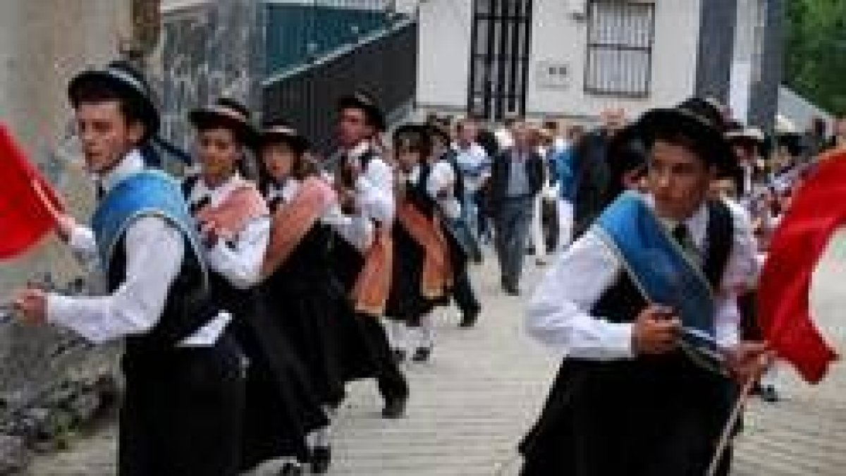 La tradición se mantuvo con la danza de hombres y mujeres