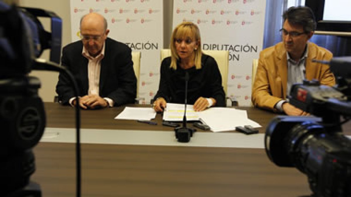 Álvarez Canal, Isabel Carrasco y Martínez Majo, ayer en la presentación de la campaña.