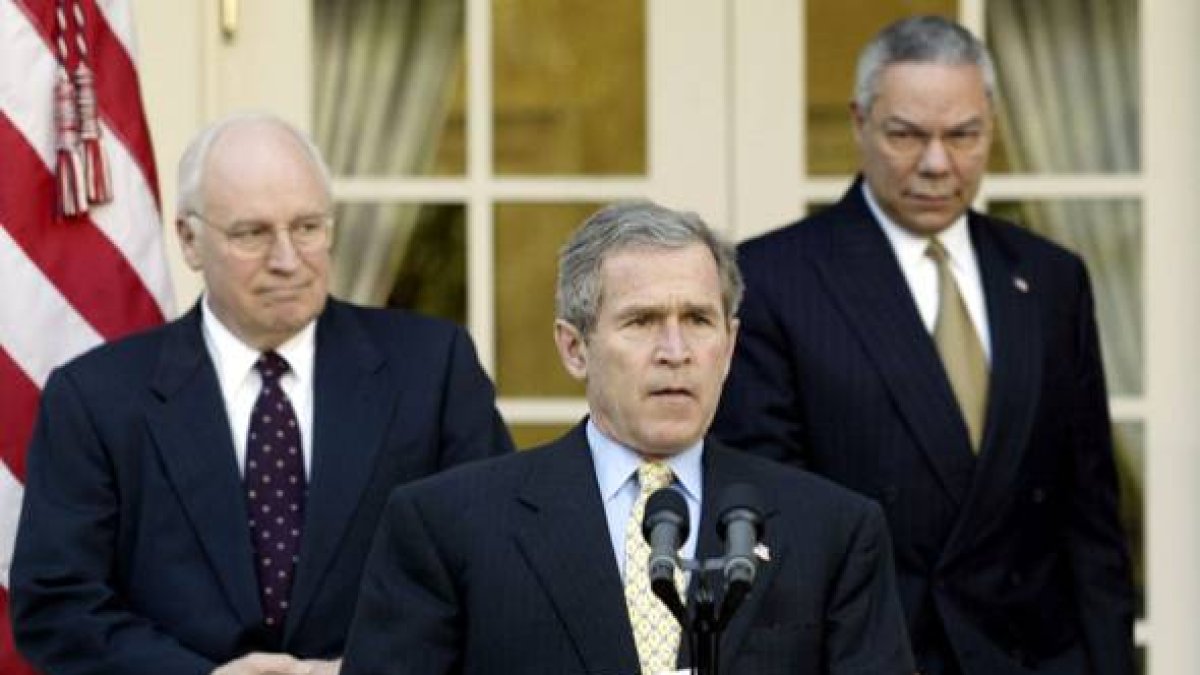 George Bush, flanqueado por el entonces vicepresidente Dick Cheney (izquierda) y el secretario de Estado Colin Powell, en marzo del 2002.