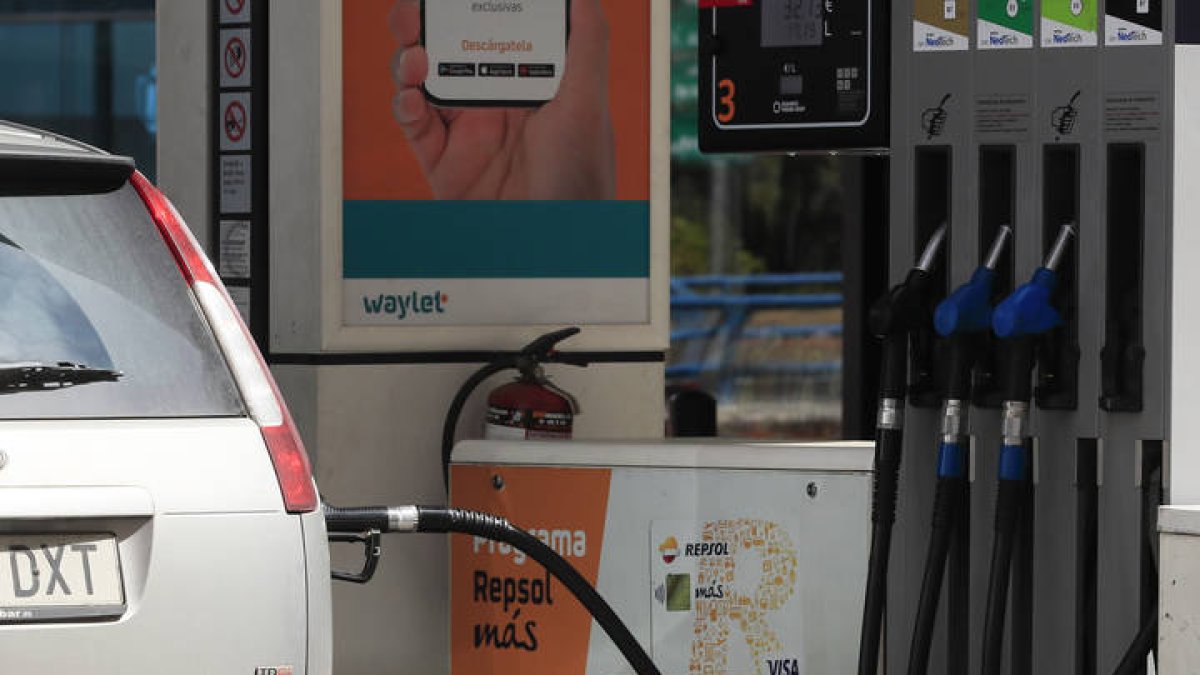 Un coche reposta en una gasolinera. FERNANDO ALVARADO