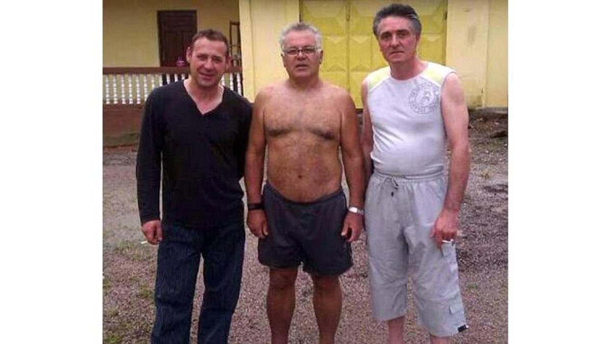 Los transportistas leoneses Antonio y Ramiro y Juan Carlos, asturiano con familia en Boñar.