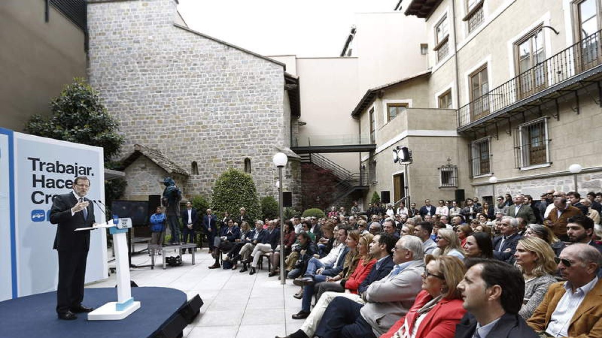 Mariano Rajoy durtante el mitin en el que participó en Pamplona.