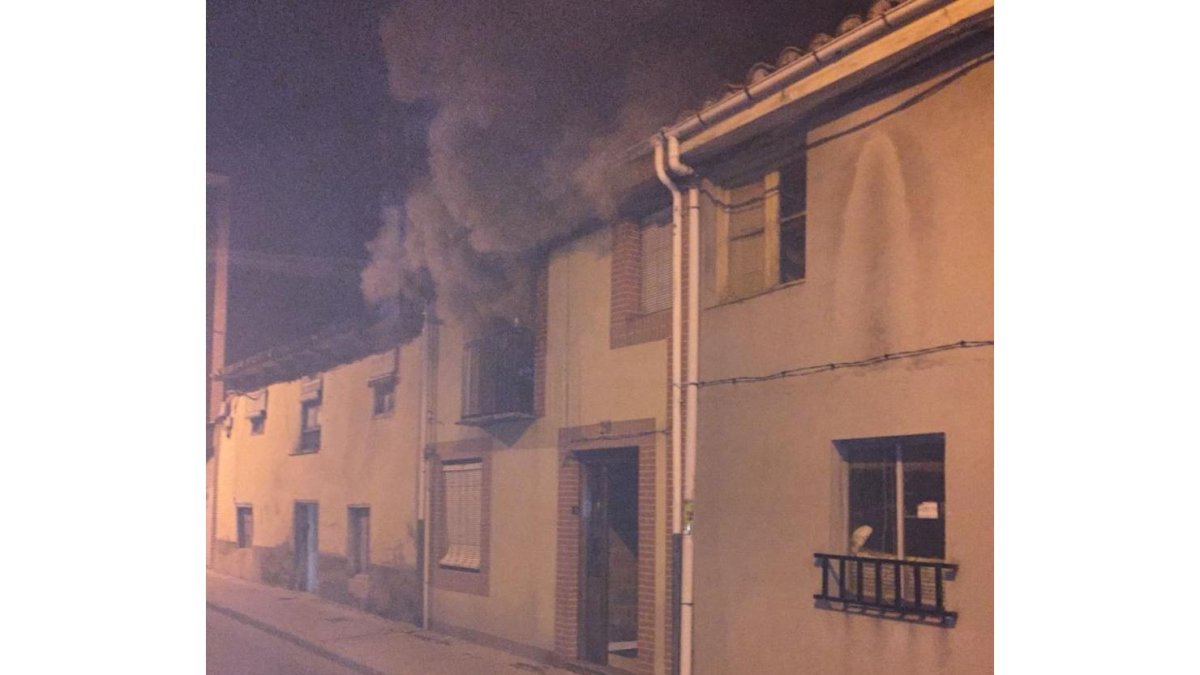 El fuego en la casa de la calle Juan Ferreras, de La Bañeza.