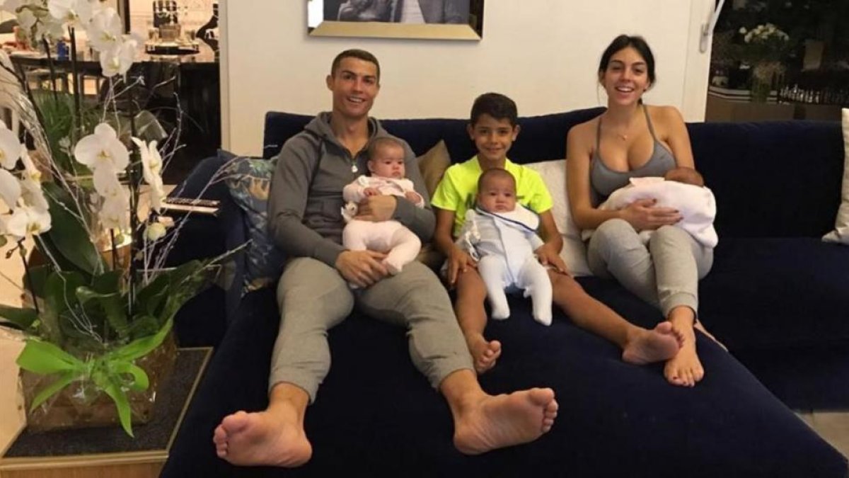 Cristiano Ronaldo posa en su casa con toda su familia.