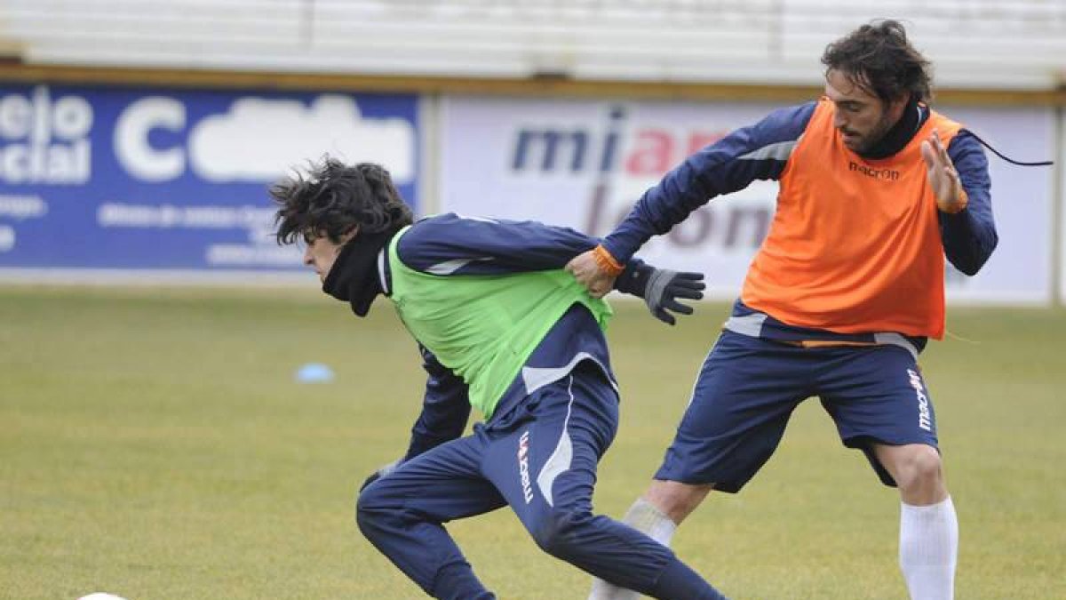 Mateo Cembranos y Prendes disputan un balón durante una sesión de entrenamiento.