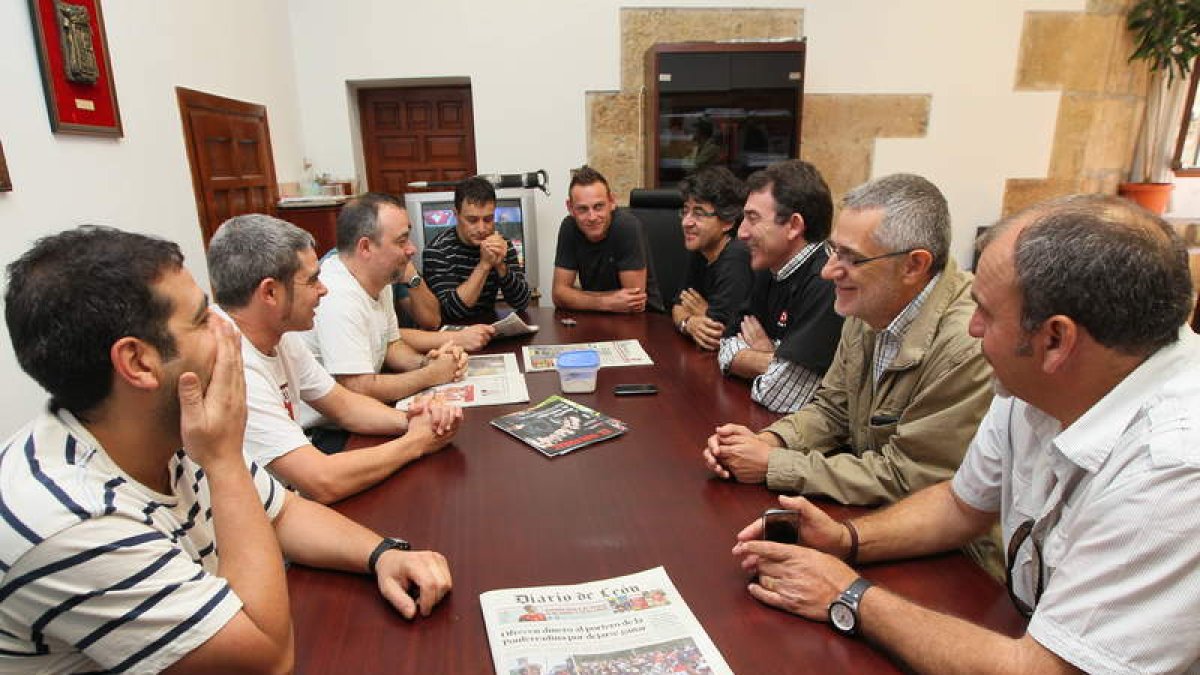 Los dirigentes sindicales visitaron a los mineros encerrados en la Diputación de León.
