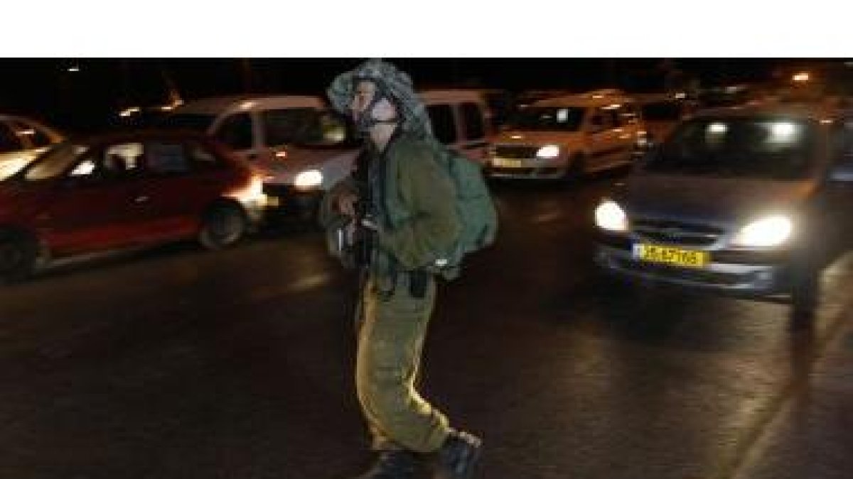 Un soldado israelí patrulla en una zona cercana a donde se produjo el tiroteo.