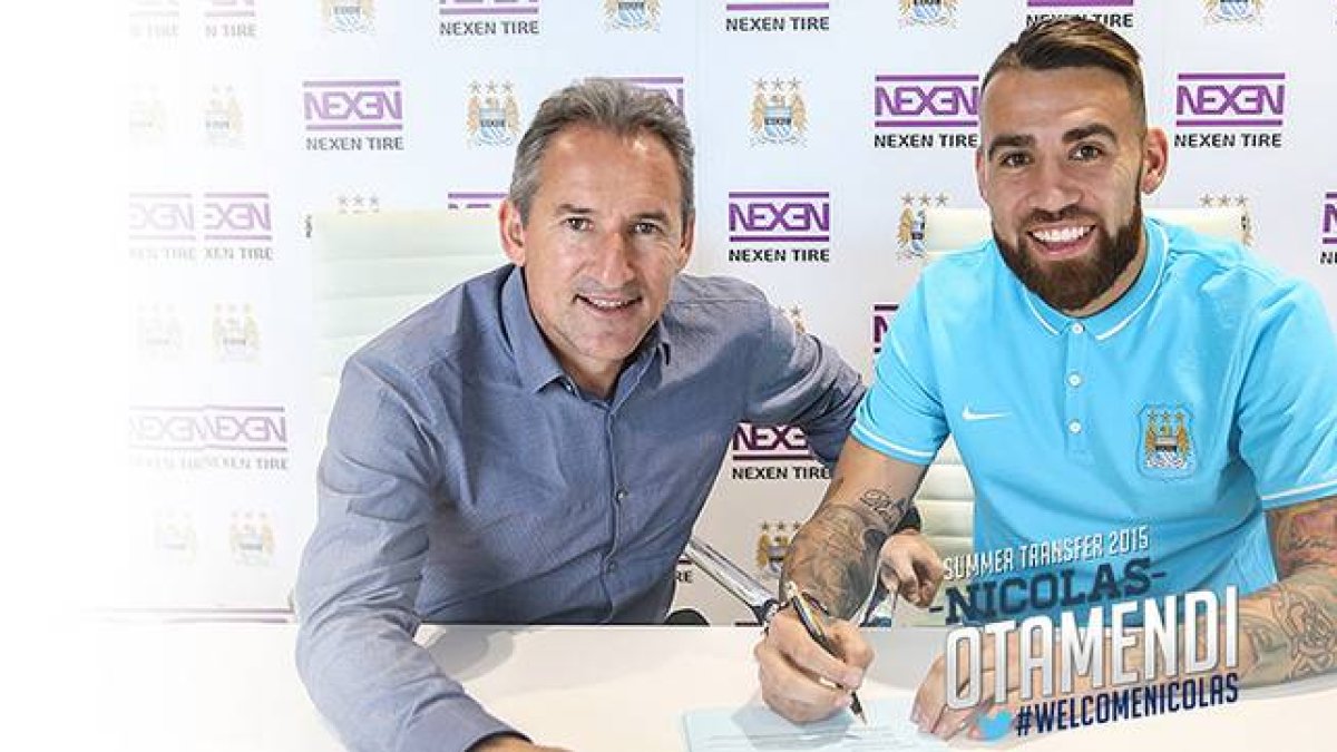Txiki Begiristain y Nicolás Otamendi, durante la firma del defensa como nuevo jugador del Manchester City.
