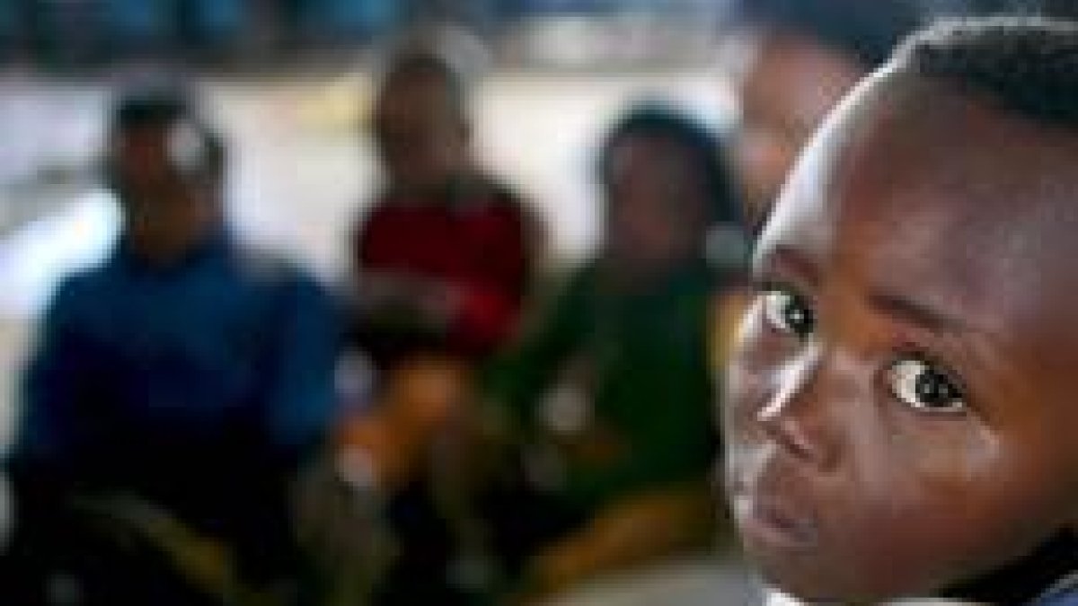 Un niño huérfano y afectado por el sida, en un orfanato africano