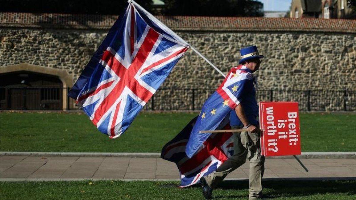 El activista anti-brexit, Steve Bray, camina junto al Parlamento británico en Londres.