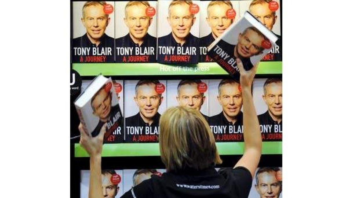 Una empleada de una librería coloca las memorias deTony Blair, en Londres.