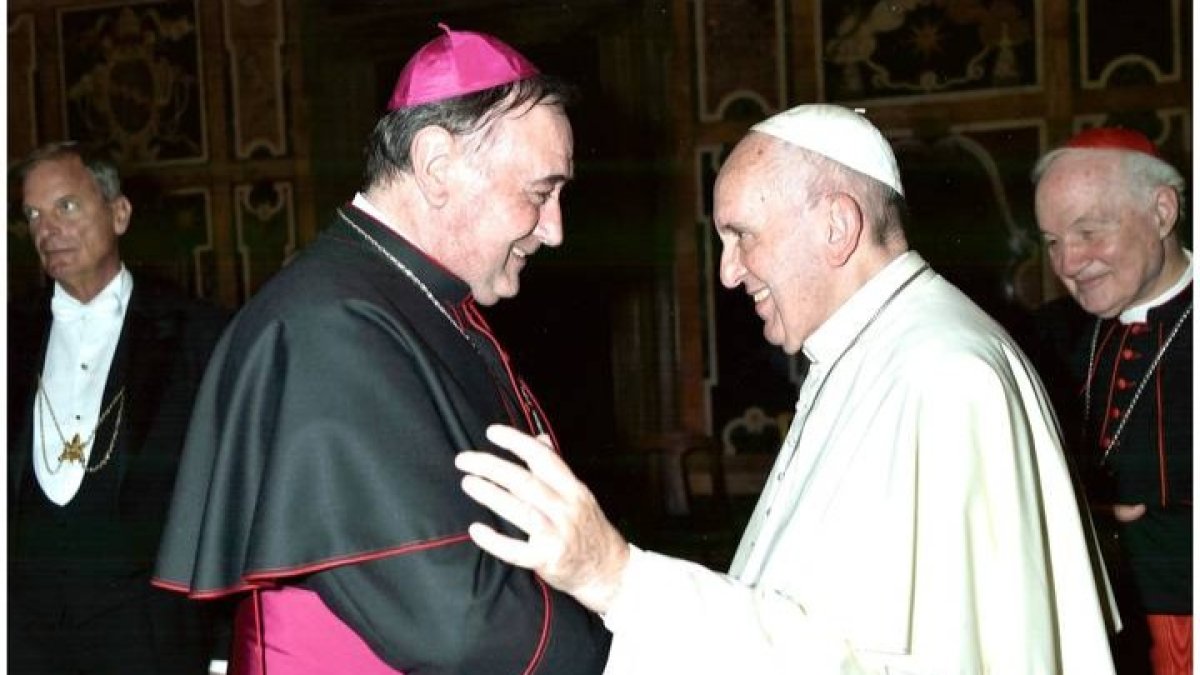 El obispo de León y el papa Francisco. DL