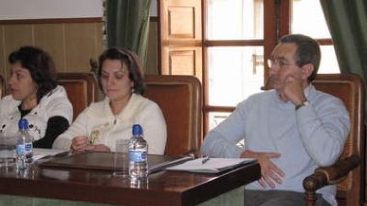 José Manuel Pérez Villar, sentado durante una sesión plenaria en La Bañeza.