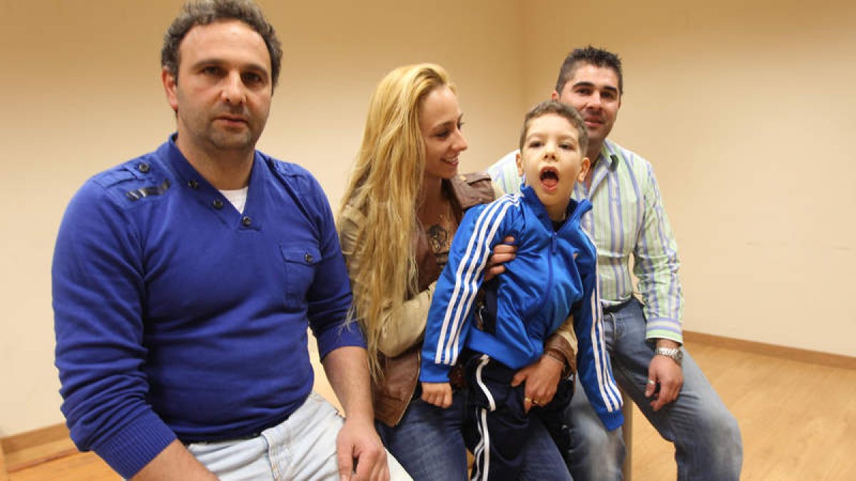 Edgar Acebo, sus padres y Víctor Sarmiento comparecieron ayer en Toral de los Vados.