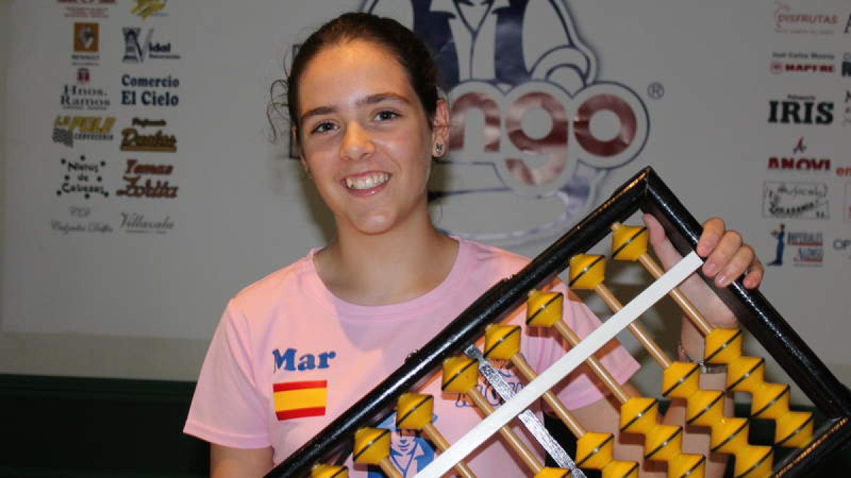 La niña bañezana Mar Fernández llega al Hotel Bedunia con el ábaco para confirmar que irá al campeonato mundial