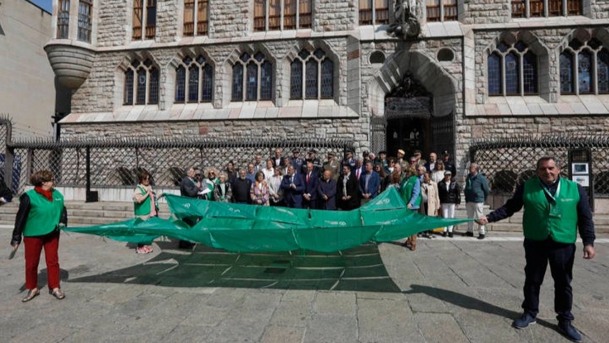 La AECC desplegó una gran bandera verde  en Botines esta mañana. FERNANDO OTERO