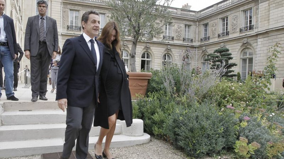 Sarkozy y Bruni durante un paseo por el Eliseo, la semana pasada.