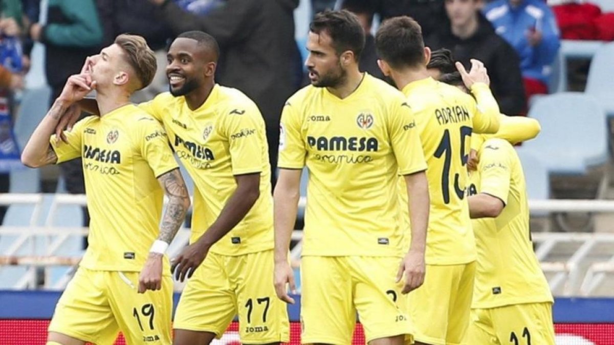 Los jugadores del Villarreal celebran el gol de Samu Castillejo (izquierda) que les daba los tres puntos en Anoeta frente a la Real Sociedad.