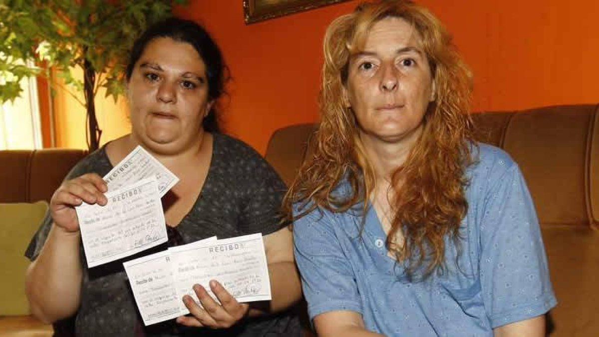 Elena y María Cruz Arce Jaular con los recibos que la propiedad dice que son falsos.