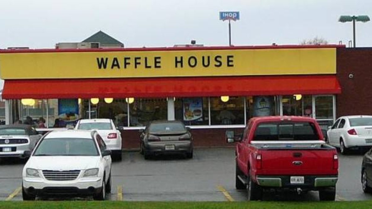 Exterior del restaurante Waffle House, en Alabama.