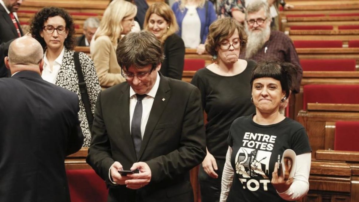 Carles Puigdemont, president cesado de la Generalitat, junto a Anna Gabriel de la CUP tras el pleno del Parlament.