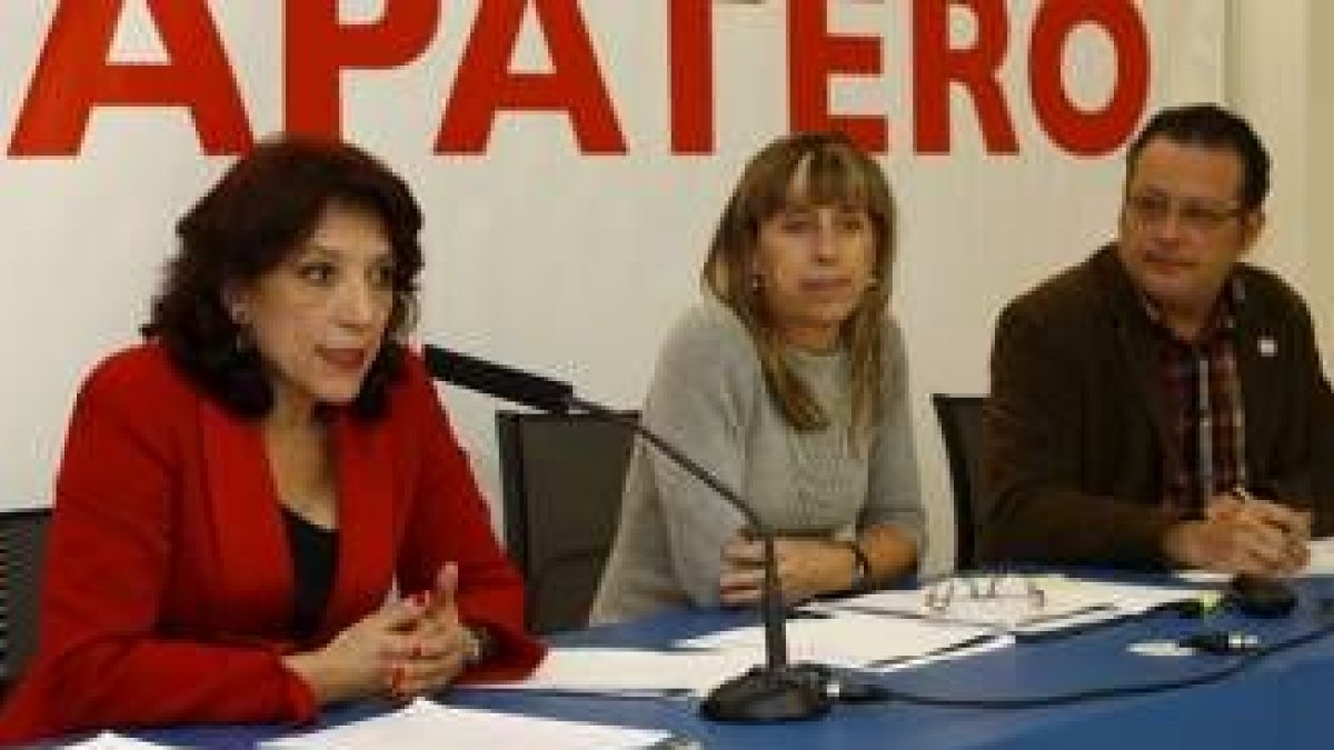 Victorina Alonso, Inmaculada Larrauri y Alfredo Villaverde, ayer en la rueda de prensa