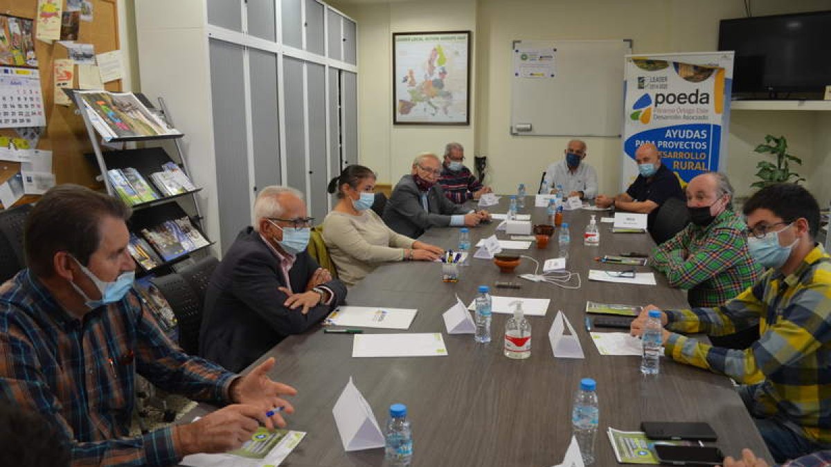 Imagen de la reunión celebrada ayer en la sede de Poeda en Santa María del Páramo. MEDINA