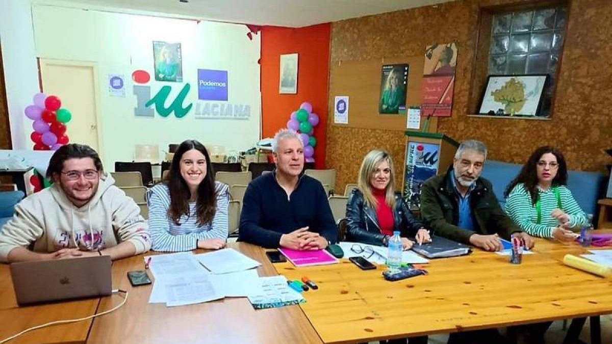 Integrantes de la coalición IU-Podemos de la Laciana. ARAUJO