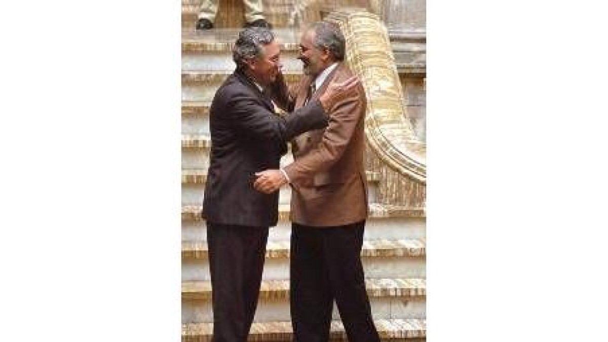 Eduardo Rodríguez despide a Mesa en el Palacio de Gobierno