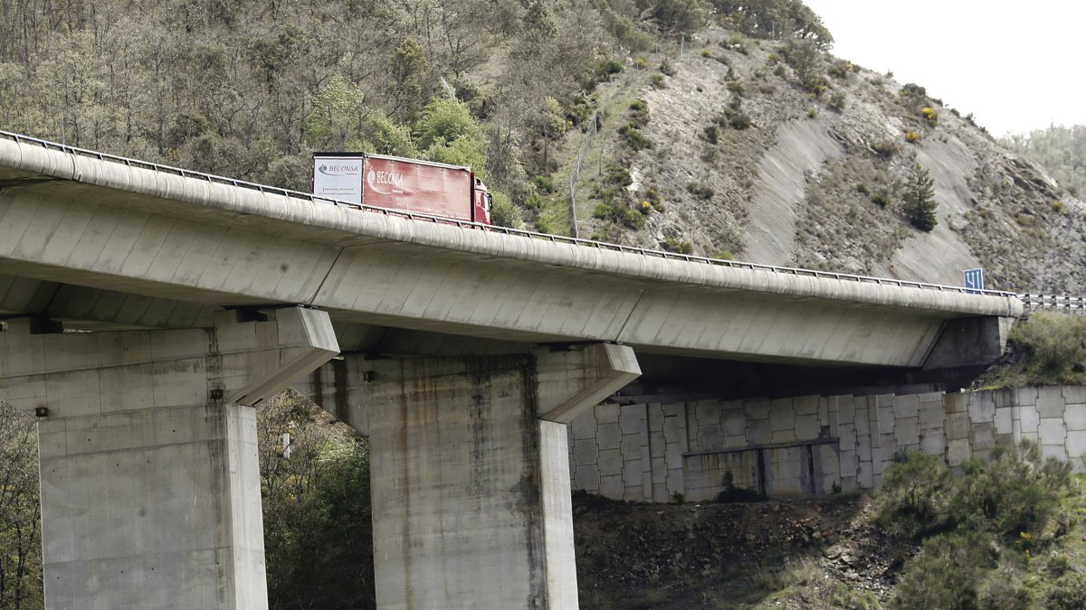 Vista del viaducto del Tremor de la A-6 desde la carretera que sube a Igüeña, en una imagen tomada el pasado viernes. ANA F. BARREDO